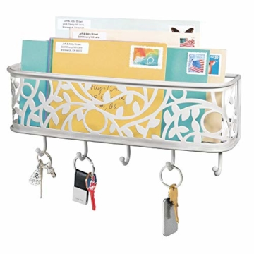 mDesign praktische Briefablage mit Korb für Flur und Küche – kompaktes Schlüsselboard mit 1 Fach für Post und 5 Haken – wandmontiertes Schlüsselbrett aus Metall – hellgrau - 1